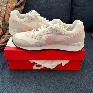 EUC WMS Nike Venture Runner Sz 8